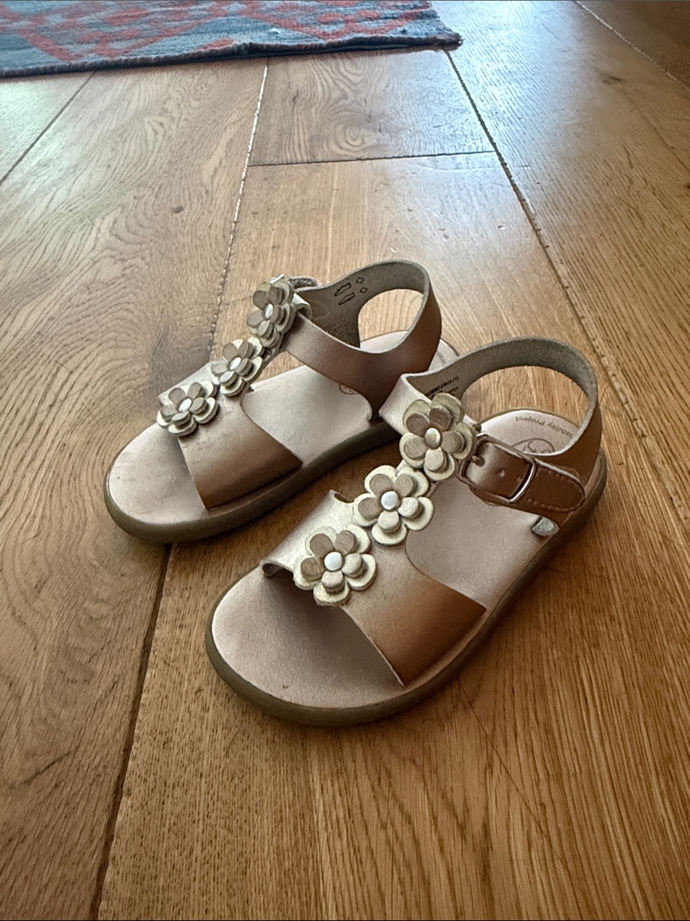FootMates Kids Metallic Tan Flower Strap Sandals sz 8